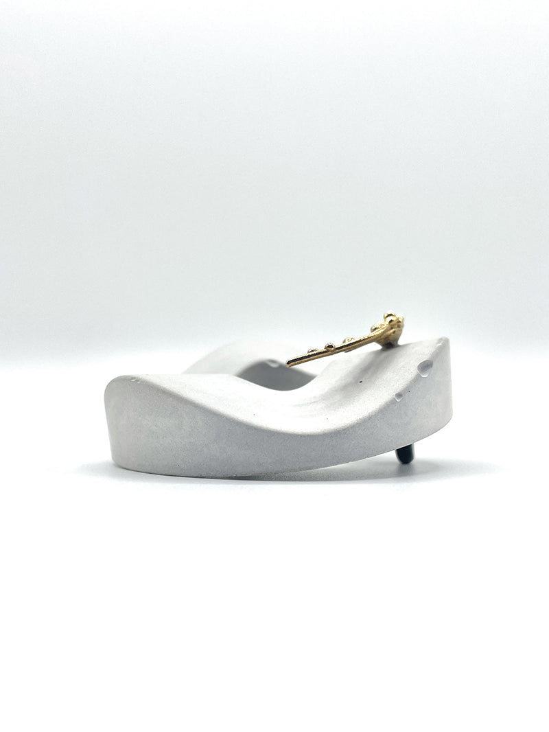 Artisanal brooch cement bronze