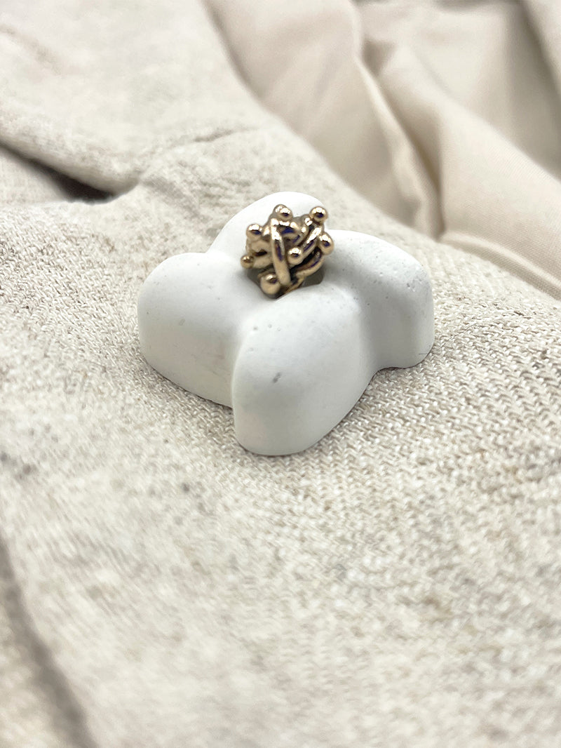 Artisanal brooch cement bronze