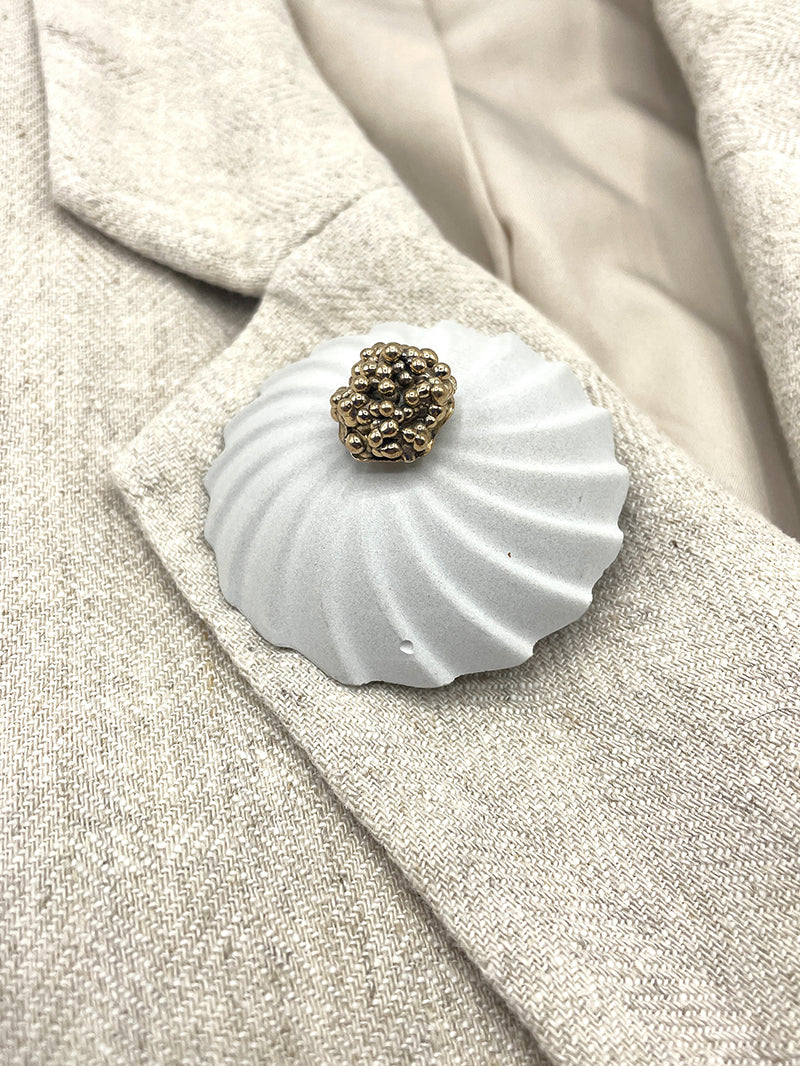 Artisanal brooch cement bronze