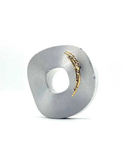 Artisanal brooch cement bronze