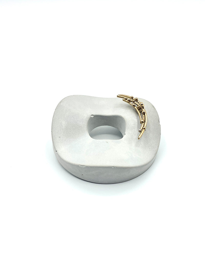 Artisanal brooch cement bronze