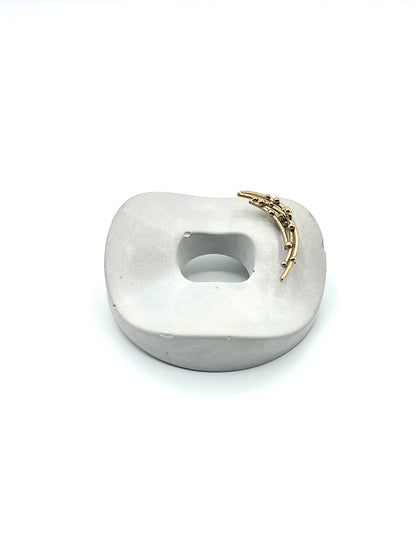 Artisanal brooch cement bronze