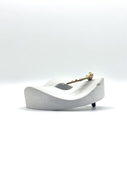 Artisanal brooch cement bronze