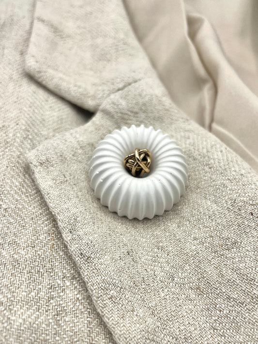 Artisanal brooch cement bronze