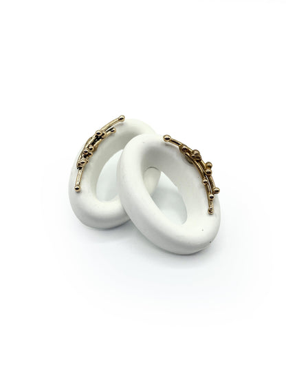 Artisanal earring bronze cement white