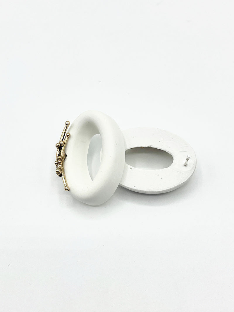 Artisanal earring bronze cement white