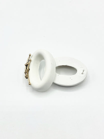 Artisanal earring bronze cement white