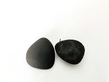 Încarcă imaginea în vizualizatorul Galerie, Black Cement Drops
